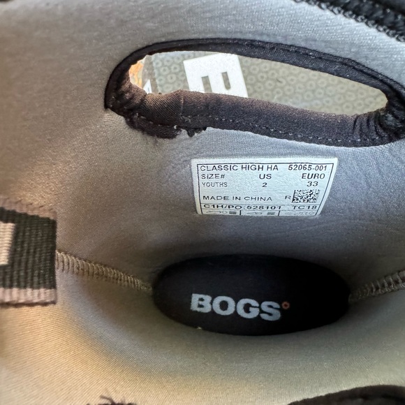 Bogs waterproof kids rain/mud/snow boot size 2 - Picture 4 of 8